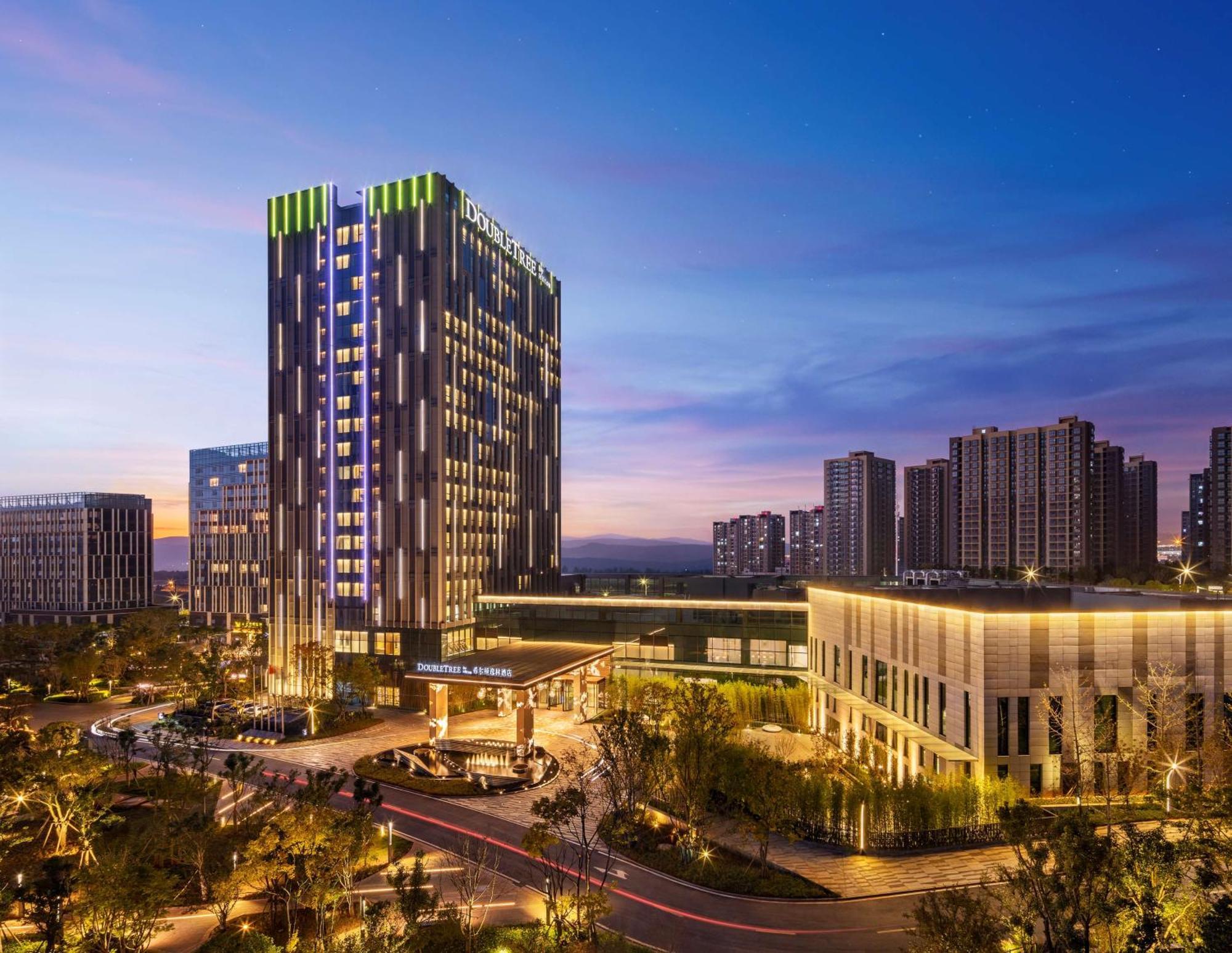 Отель Doubletree By Hilton Kunming Airport Экстерьер фото